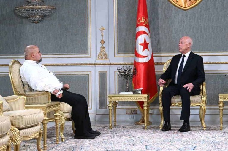 سعيد يحتفي بالدحدوح لأخذ اللقطة ودعاية انتخابية