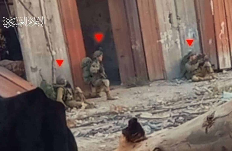الكشف عن هوية مقاوم فلسطيني شارك في عملية نوعية فتكت بجنود إسرائيليين برفح مقاتلو كتائب القسام تمكنوا من القضاء على 15 جنديًا إسرائيليًا في حي التنور شرق رفح