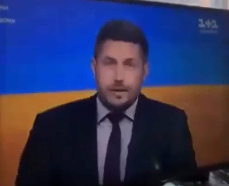 مراسل يشم مادة بيضاء على الهواء يعتقد أنها مخدرات
