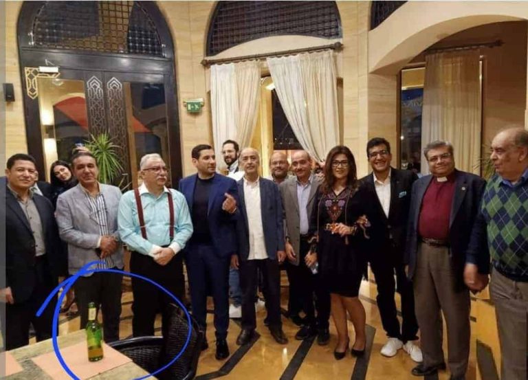 في “مركز تكوين” .. علاء مبارك: “إزازة البيرة بتاعت مين يا عفاريت!” ويوسف زيدان يردّ مركز تكوين زجاجة البيرة