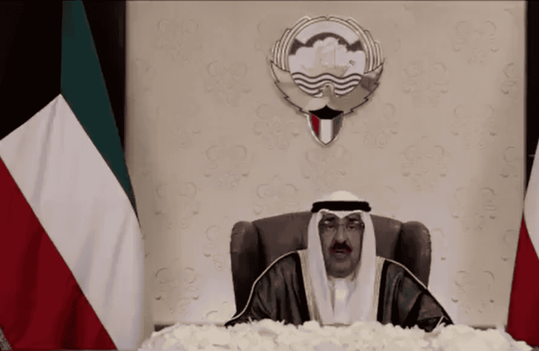 أمير الكويت مشعل الأحمد يحل مجلس الأمة