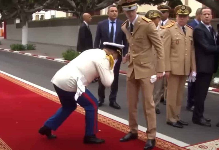 ركوع الفريق أول المفتش العام للقوات المسلحة الملكية وقائد المنطقة الجنوبية لوي العهد