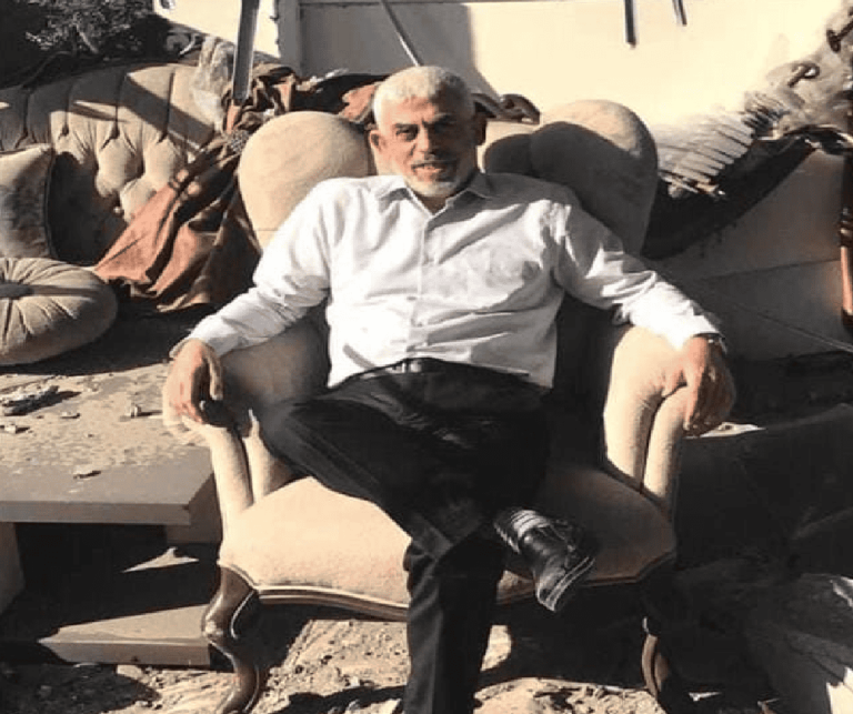 كاتب إسرائيلي يشبه إسرائيل بـ"بيت العنكبوت": "السنوار يراقبنا من الأنفاق ويضحك"