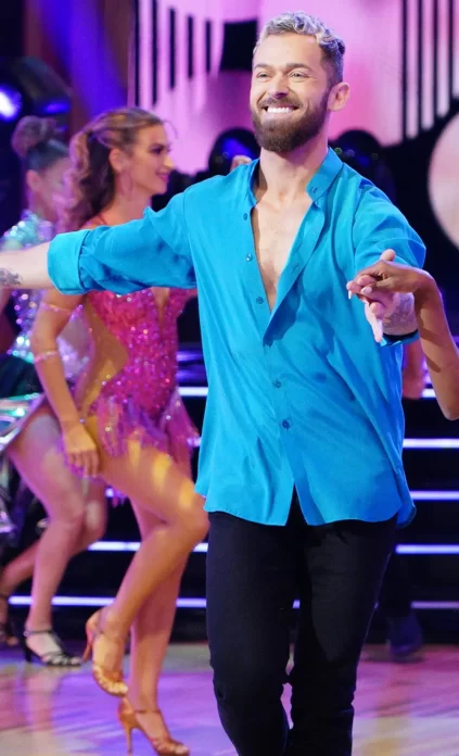 أرتيم تشيجفينتسيف خلال ليلة ويتني هيوستن في برنامج DWTS.