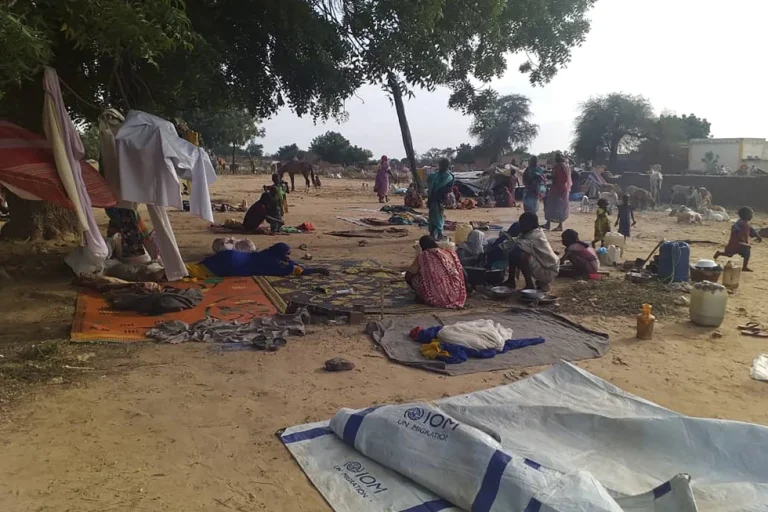 السودان: الإمارات تطيل أمد الحرب وتسلح ميليشيا القوات السريع من أجل الذهب ملف - سكان نزحوا بسبب موجة من الهجمات العنيفة يجلسون على البطانيات وفي خيام نصبت على عجل في قرية مستيري في غرب دارفور بالسودان، في 30 يوليو/تموز 2020. (مصطفى يونس عبر وكالة أسوشيتد برس، ملف)