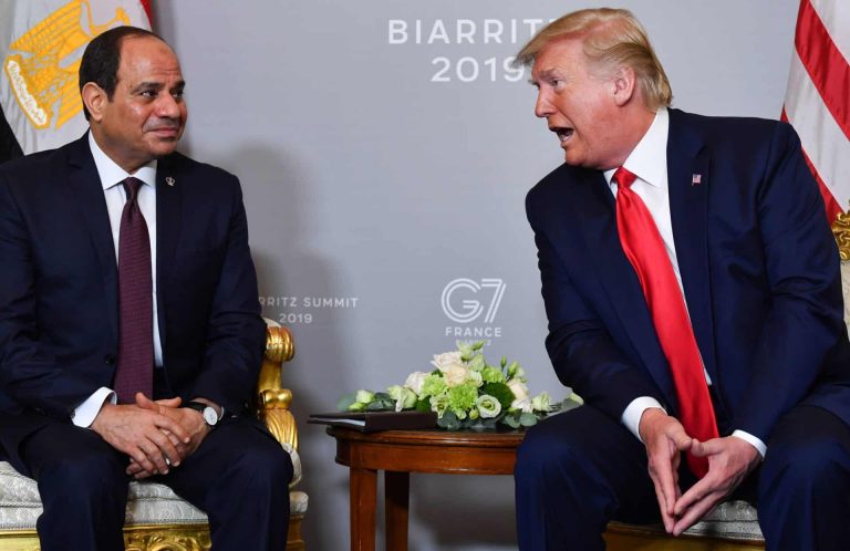 معارضون مصريون يرفعون دعوى قضائية ضد الرئيس السيسي في واشنطن بتهمة الرشوة السيسي وترامب