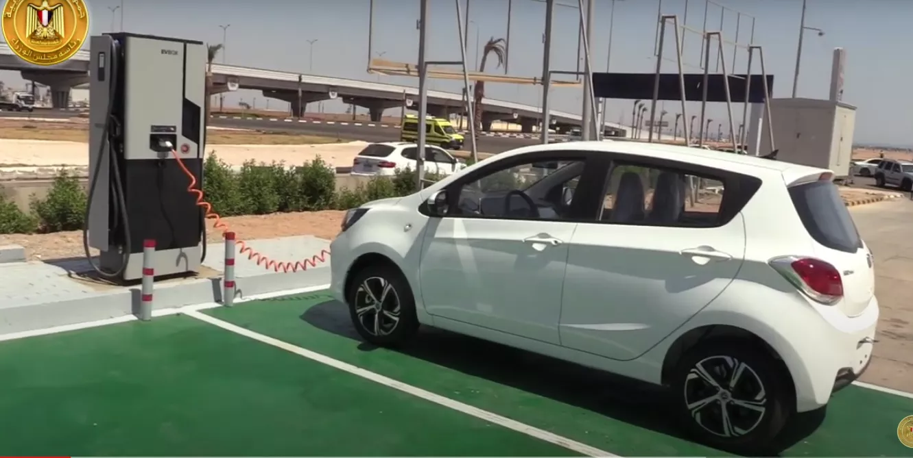 إحدى محطات شحن السيارات الكهربائية في مصر. 2022.