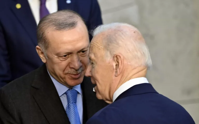 تلويح أميركي بالعقوبات: واشنطن وأنقرة على شفا صدام الرئيس التركي رجب طيب أردوغان والرئيس الأمريكي جوزيف بايدن