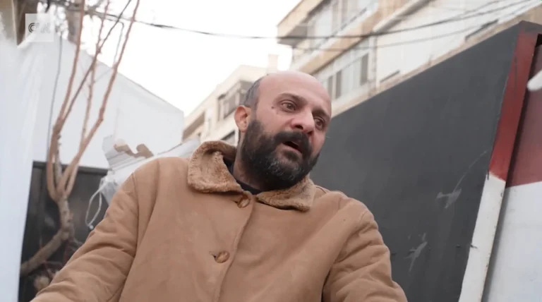 تم تحديد هوية الرجل الذي تم إطلاق سراحه من أحد السجون السورية في مقطع فيديو بثته شبكة CNN، وهو سلامة محمد سلامة،