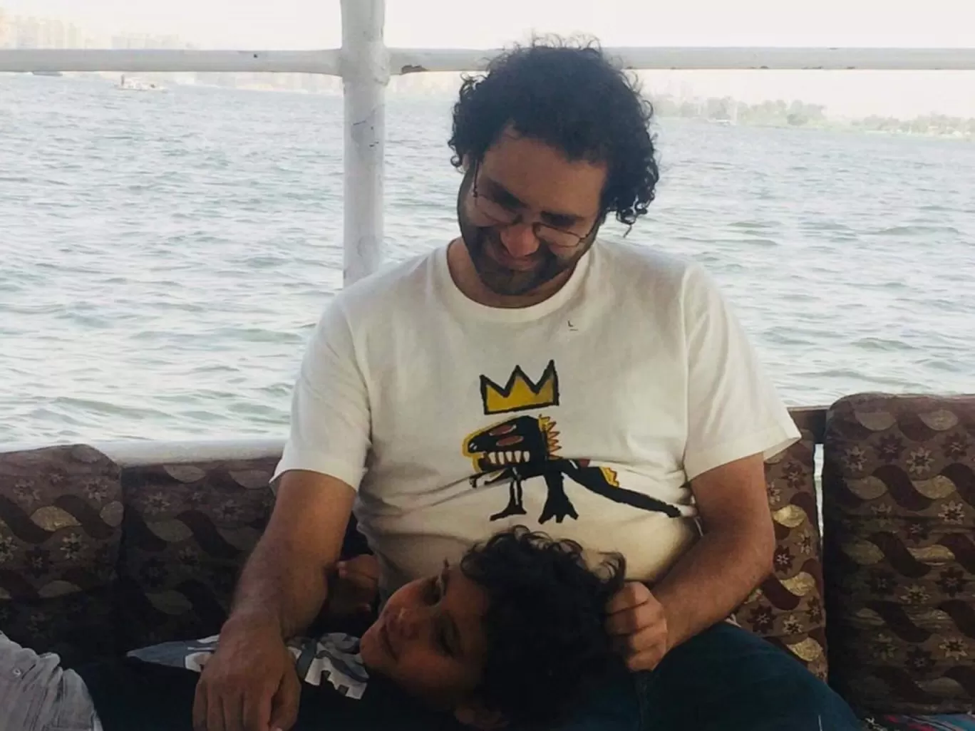 علاء عبد الفتاح يلعب مع ابنه الصغير في القاهرة على متن قارب في نهر النيل في صيف عام 2019، قبل أشهر فقط من الحكم عليه بالسجن لمدة خمس سنوات
