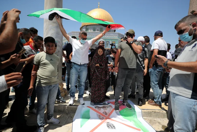 الأجندات الخارجية الإماراتية تستهدف تصفية القضية الفلسطينية مظاهرات فلسطينية رفضا لتطبيع الإمارات