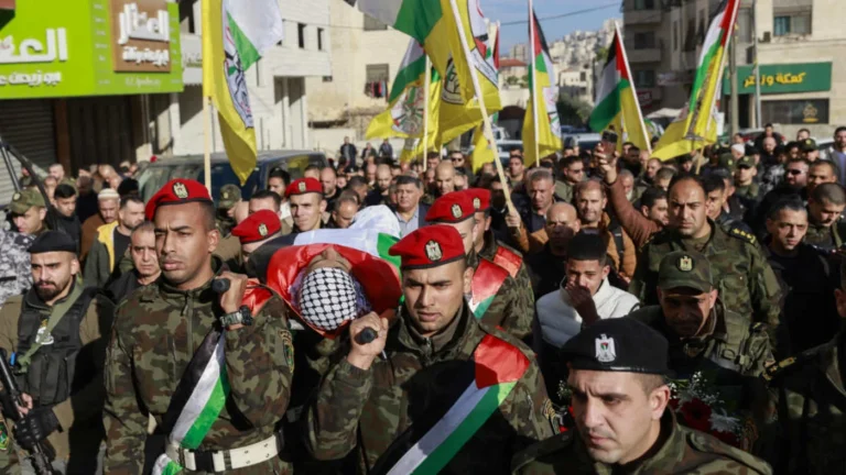 السلطة الفلسطينية تخشى تهميش دورها في غزة وسط تحركات تقودها الإمارات وإدارة ترامب أفراد من قوات الأمن التابعة للسلطة الفلسطينية في جنازة ضابط زميل في نابلس، 23 كانون الأول:ديسمبر 2024 ((جعفر أشتية:أ ف ب)
