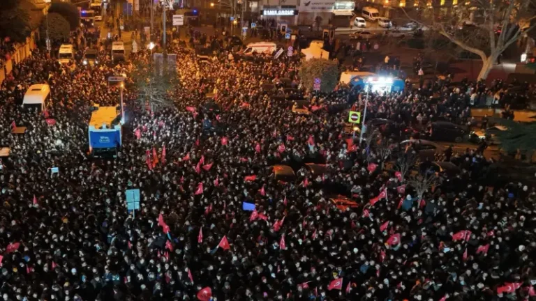 احتجاجات في تركيا على خلفية اعتقال إمام أوغلو