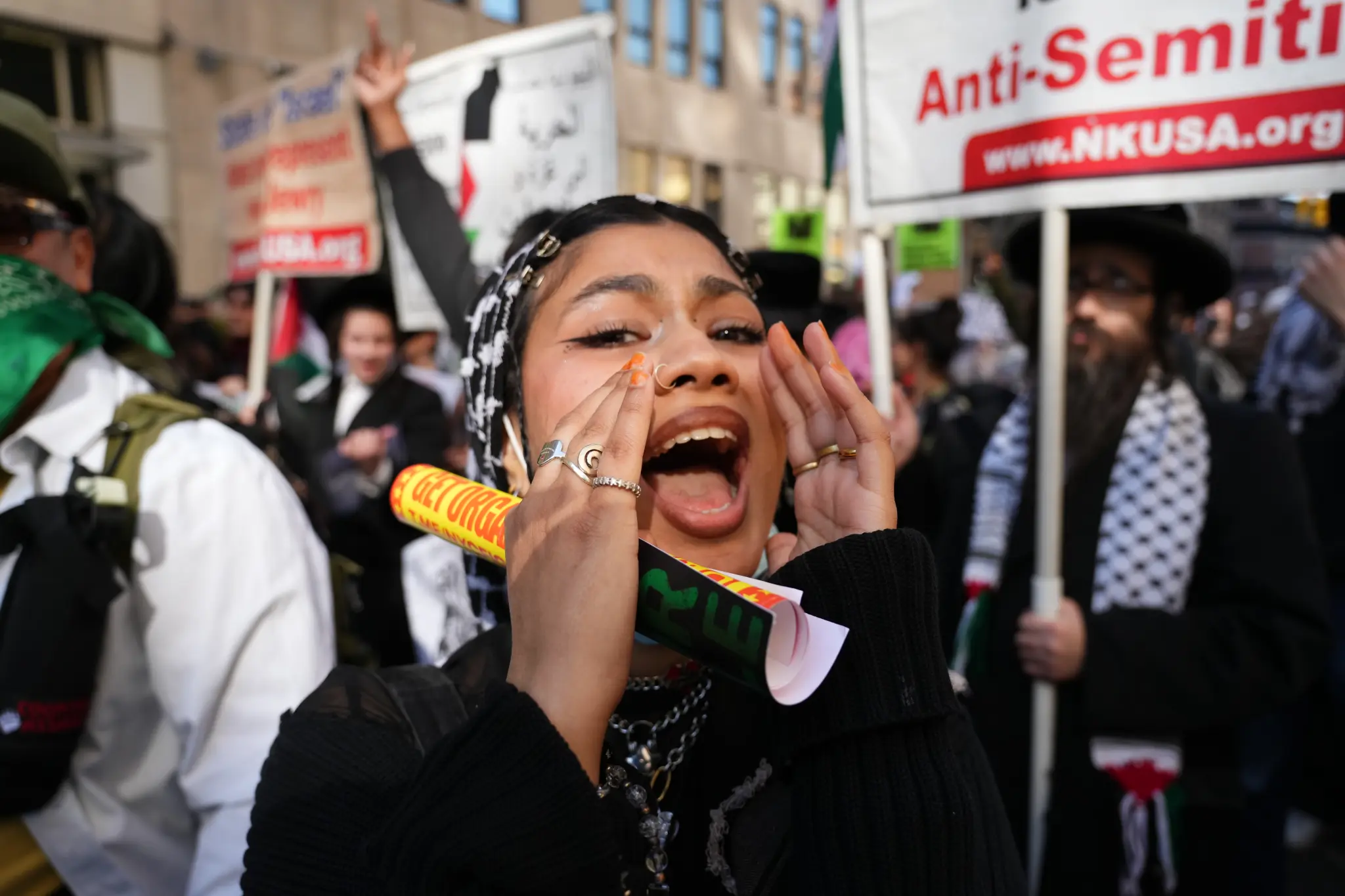 قامت حشود من المتظاهرين بإغلاق أحد شوارع وسط مدينة مانهاتن.