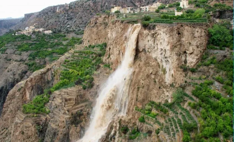محافظة الداخلية تجذب السياح