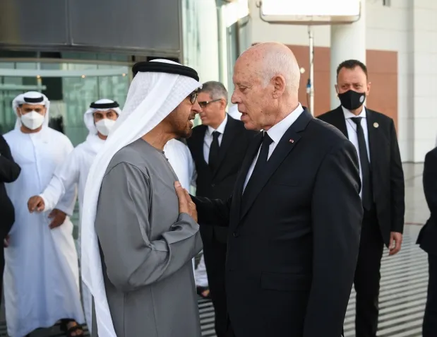 الإمارات تُحكم قبضتها على تونس: استثمار أم هيمنة اقتصادية وسياسية؟ محمد بن زايد والرئيس التونسي في لقاء سابق